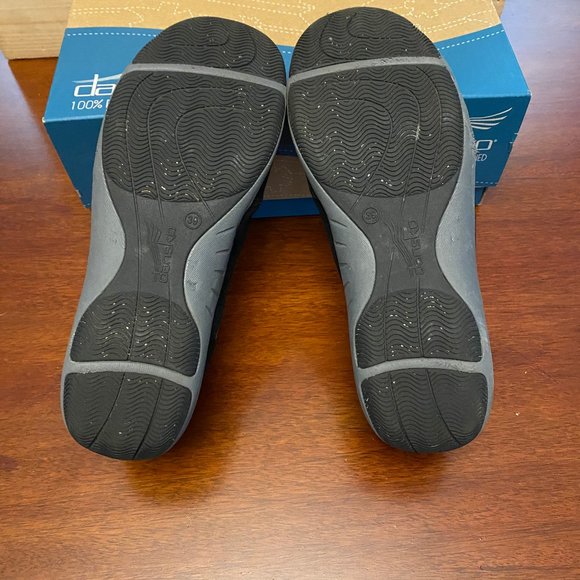 Dansko "Hilde Suede" casual shoes -- Size 39 -- $40 - Picture 5 of 15